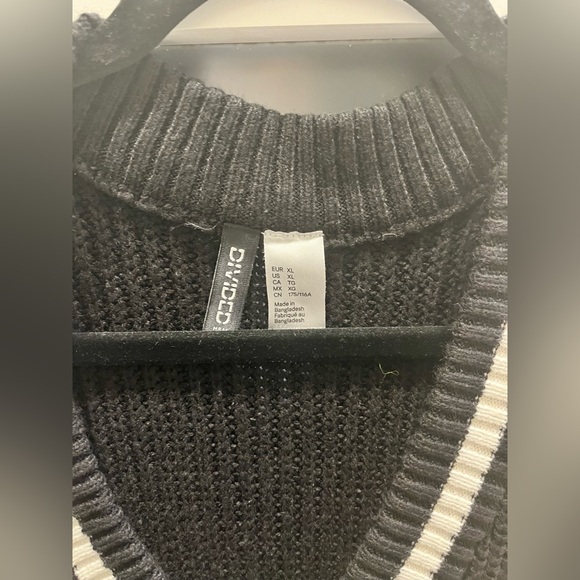 H&M sweater vest sz XL women’s. Black with white trim. Worn twice, washed twice - Picture 2 of 4